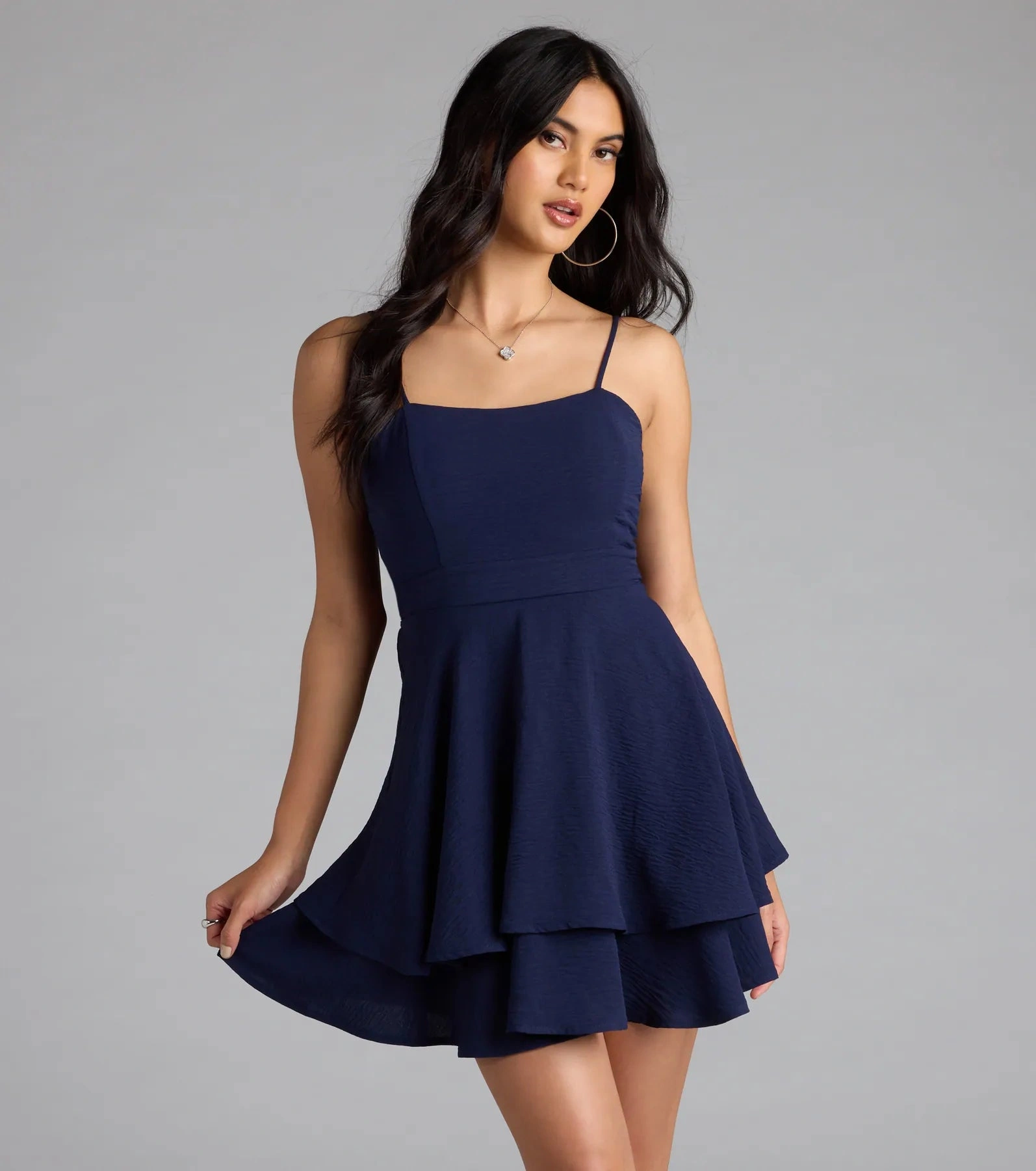 Vestido skater con volantes y lazada: ¡Un día encantador te espera!